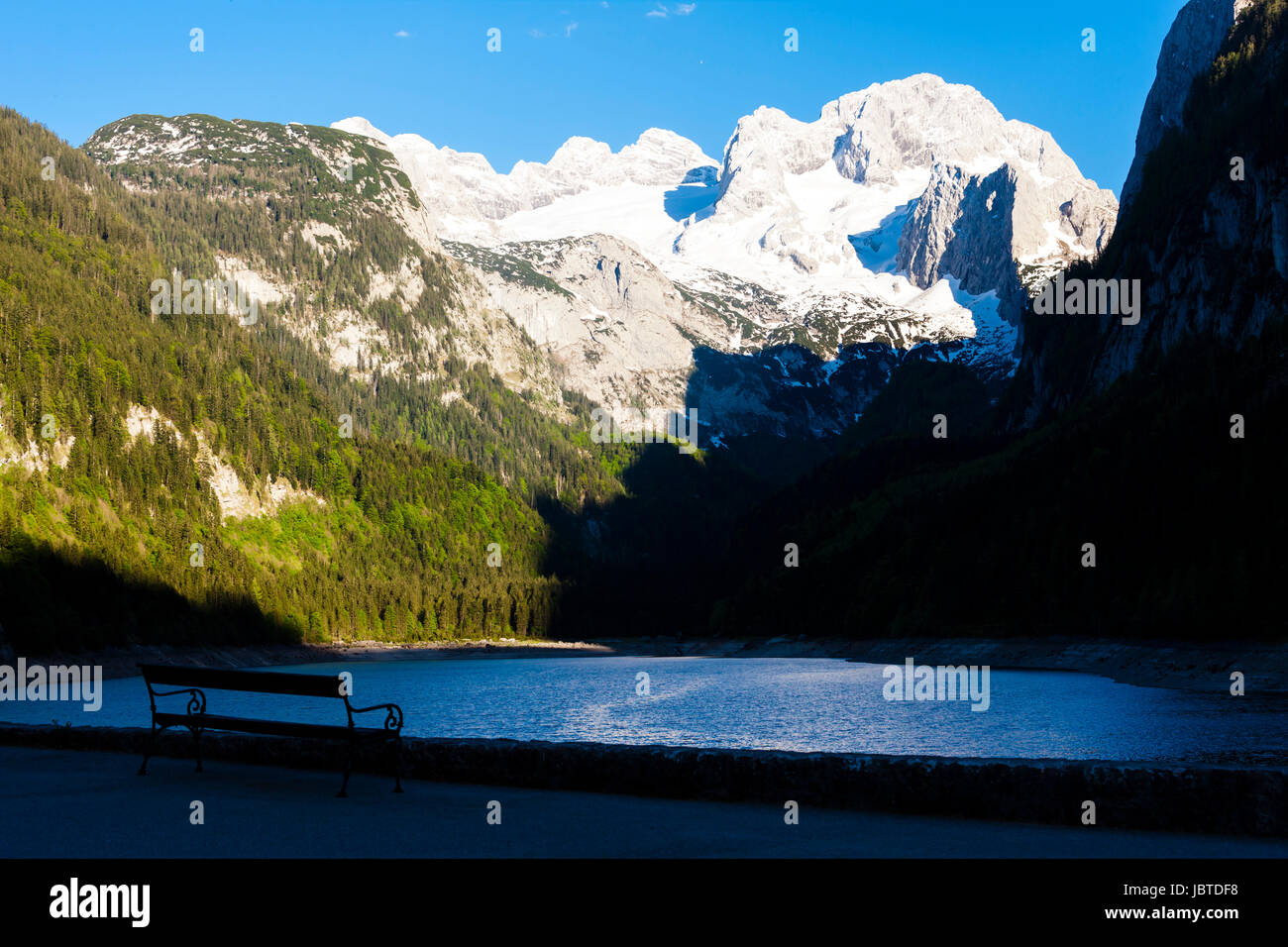 Vista a Dachstein Vorder-Gosausee dal lago, Austria-Styria superiore, Austria Foto Stock