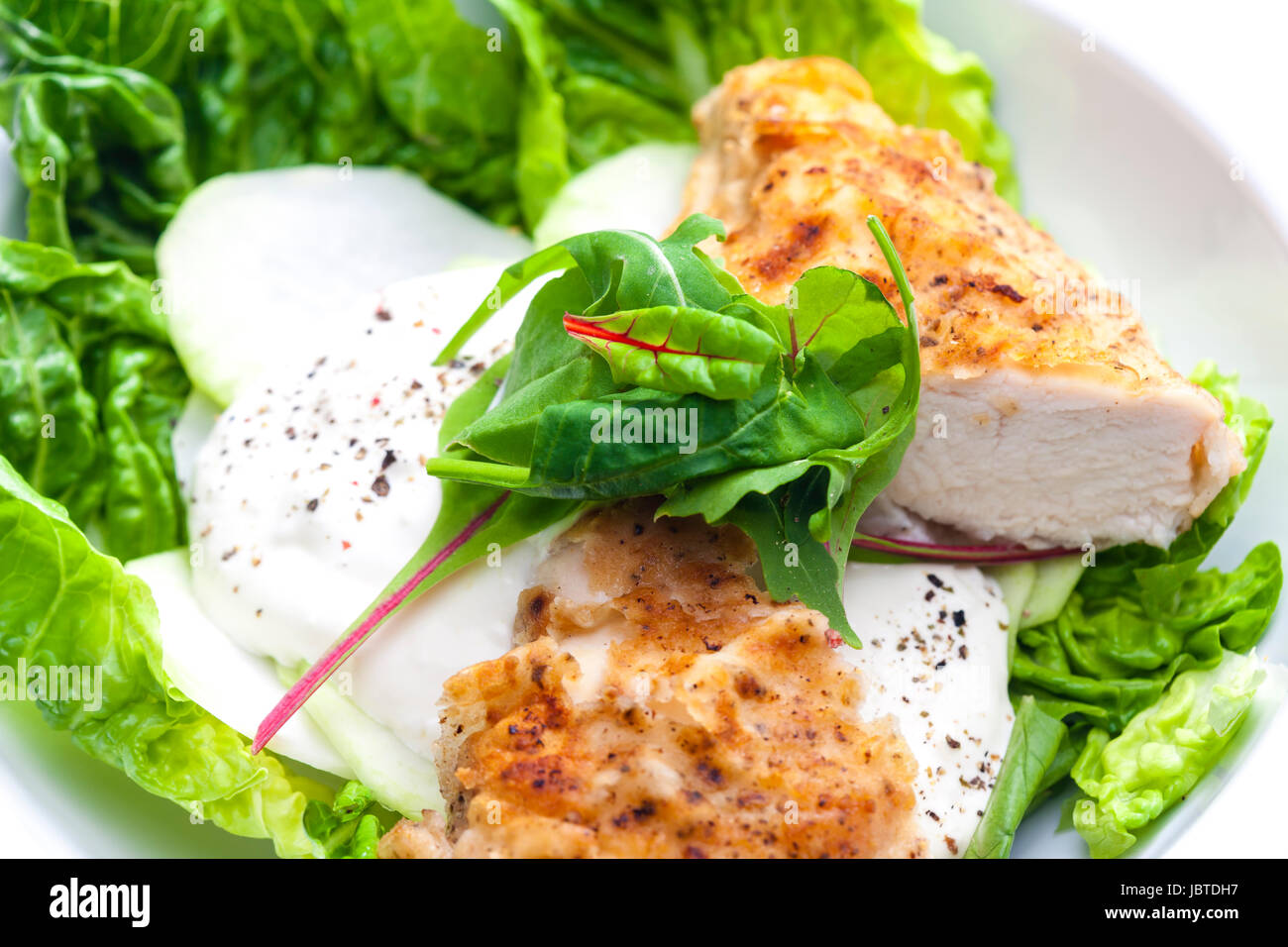 Carne di pollo con il cavolo rapa e salsa di aglio Foto Stock