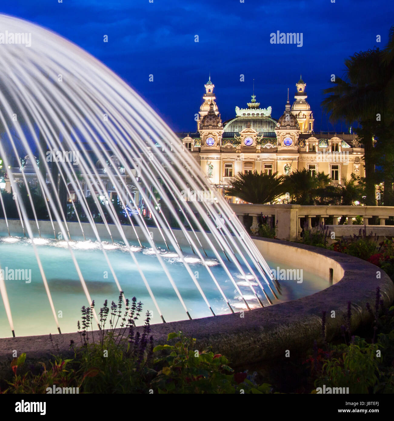 Il Casinò di Monte Carlo è un gioco d'azzardo e complesso di divertimenti situato a Monte Carlo, Monaco, Cote de Azul, in Francia, in Europa. Esso include un casinò, il Grand ThÃ©Ã¢tre de Monte Carlo e l'ufficio di Les Ballets de Monte Carlo. Foto Stock