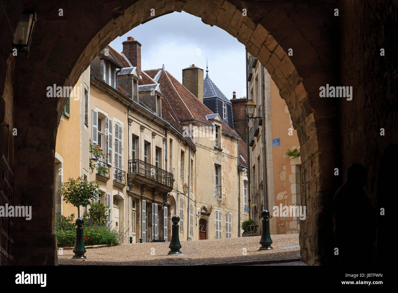 In Francia, in Orne (61), Le Perche, Bellême, vue au travers de la porte de la ville vicino // Francia, Orne, le Perche, Belleme, la porta della città murata e Foto Stock