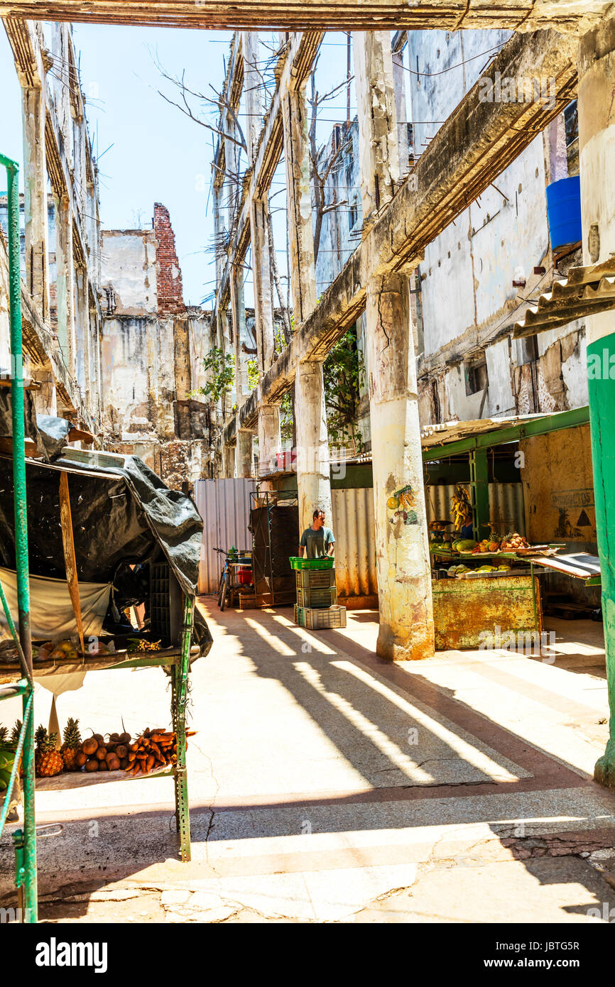 L'Avana mercato ortofrutticolo, mercato di Cuba, cubana mercato di verdure, prodotti vegetali per la vendita, Cuba mercato ortofrutticolo, le bancarelle del mercato, vendita di verdure Foto Stock