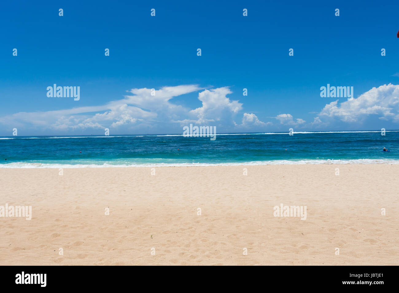 Schöner einsamer Sandstrand in der Karibik mit weißem Sand und blauem Himmel wie im Paradies Foto Stock