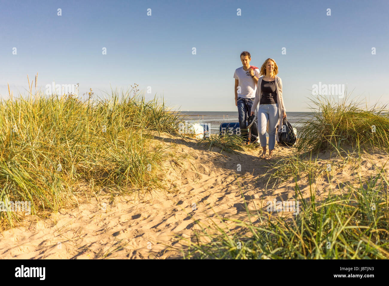Coppia sulla spiaggia in Hooksiel - Wangerland - costa del Mare del Nord, Paar am Strand in Hooksiel - Wangerland - Nordseekueste Foto Stock