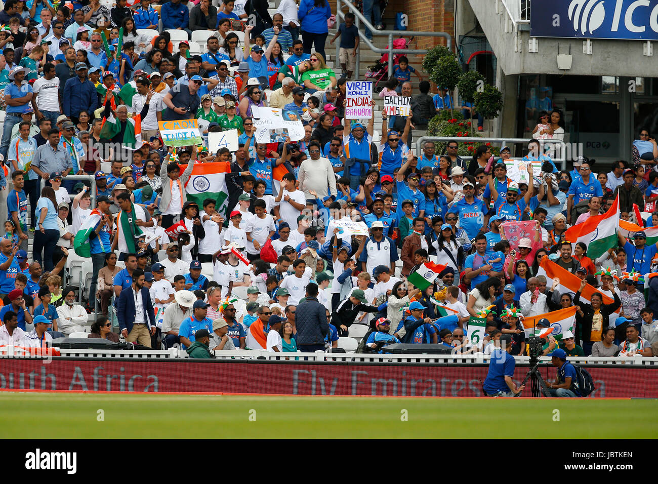 Indian sostenitori e fan visto durante l'ICC Champions Trophy 2017 match tra India e Sud Africa a forma ovale a Londra. Foto di James Boardman/immagini con teleobiettivo Foto Stock