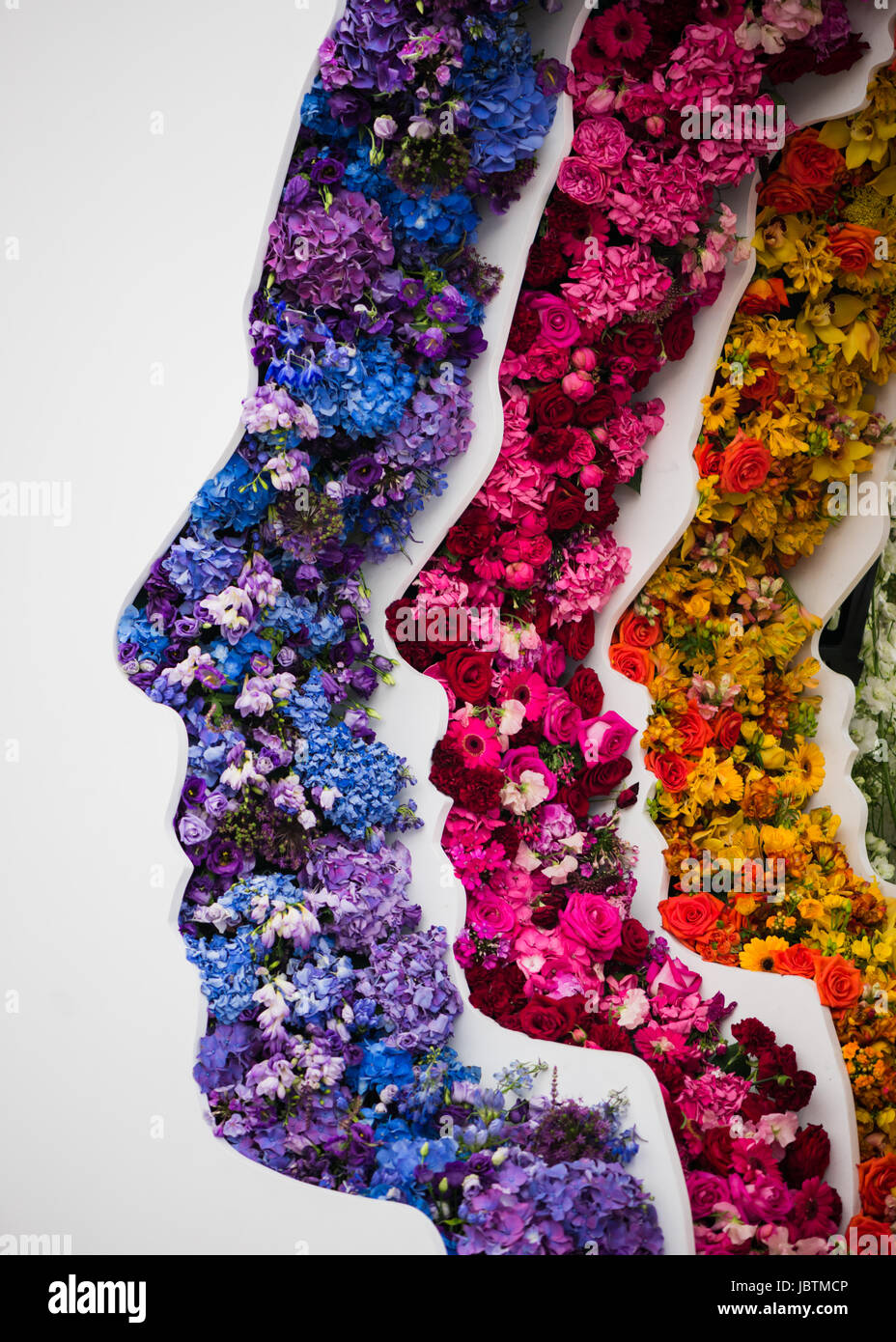 Il nuovo convento fiore giardino mostra mercato Queen Elizabeth II installazione floreale di Chelsea Flower Show 2016 fiori bianco rosa blu giallo verde Foto Stock