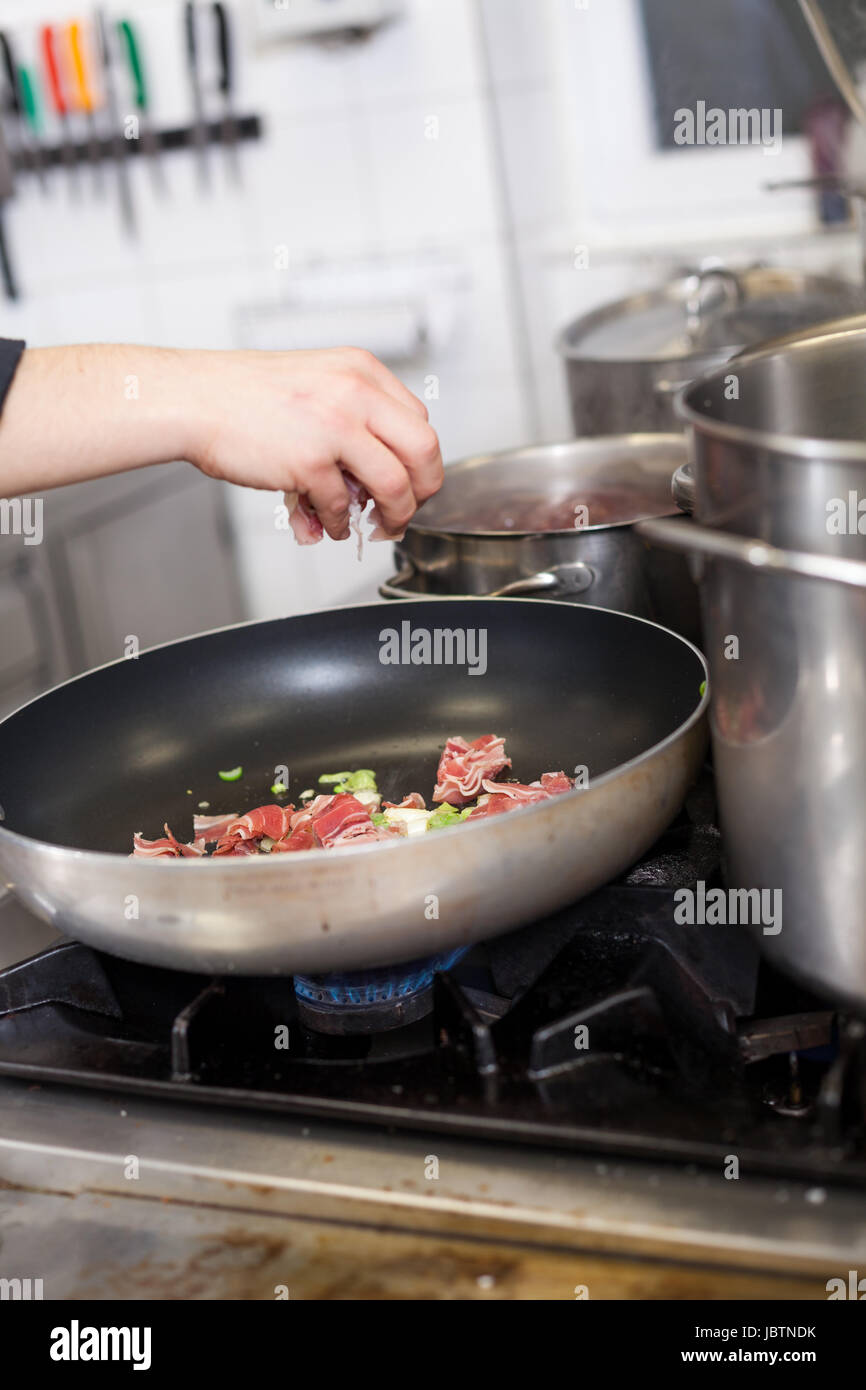 Zubereitung des cene in der küche ristorante nahaufnahme dettaglio arbeit koch Foto Stock