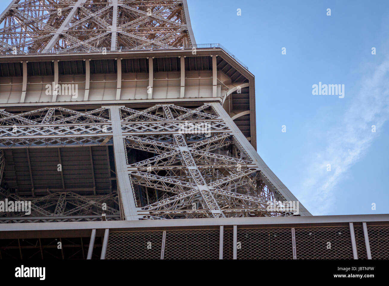 Eiffelturm a Parigi wahrzeichen vor blauem himmel im frühling architektur aussicht Foto Stock