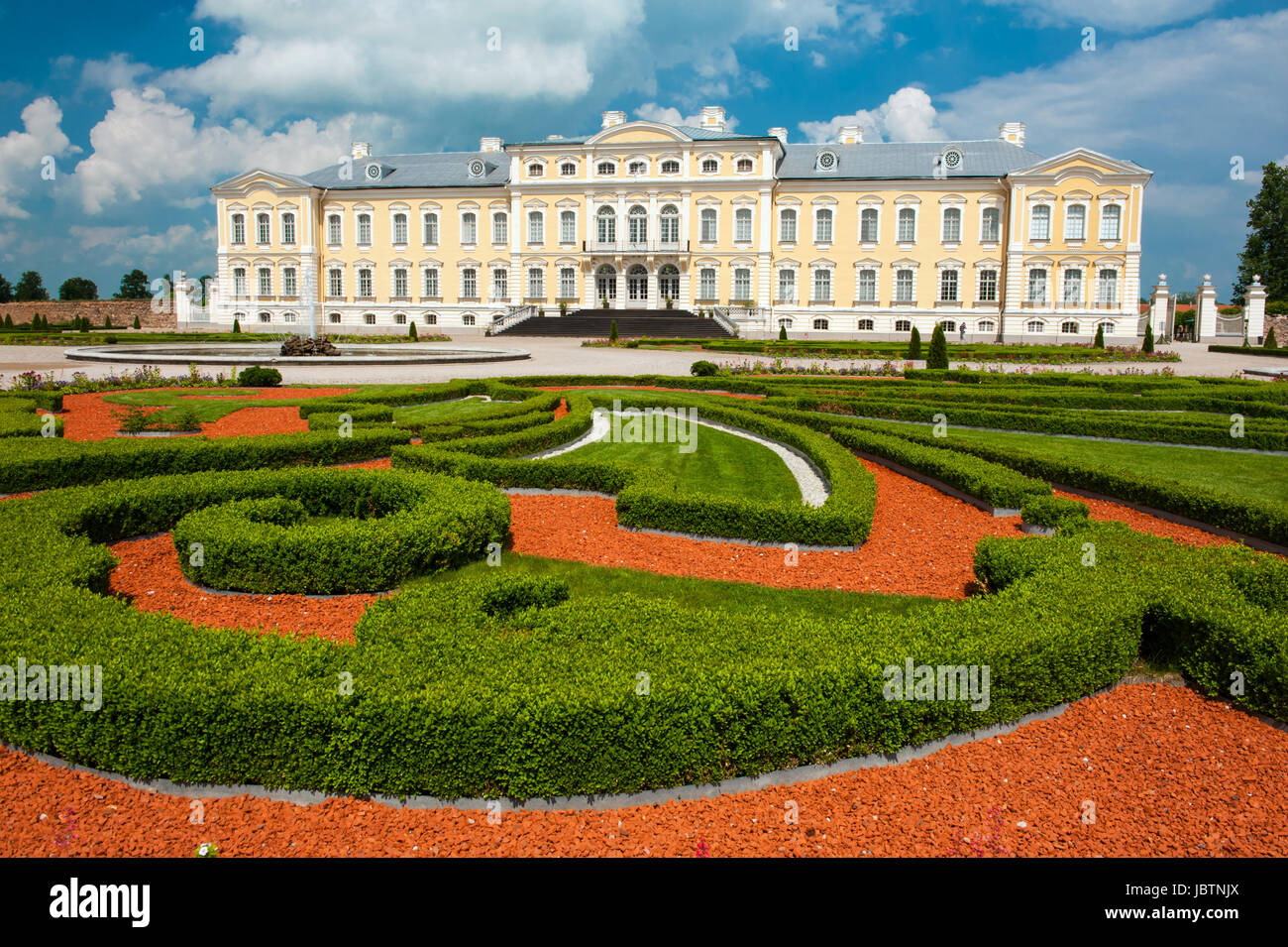 Rundale Palace, ex residenza estiva della nobiltà lettone con bellissimi giardini intorno Foto Stock
