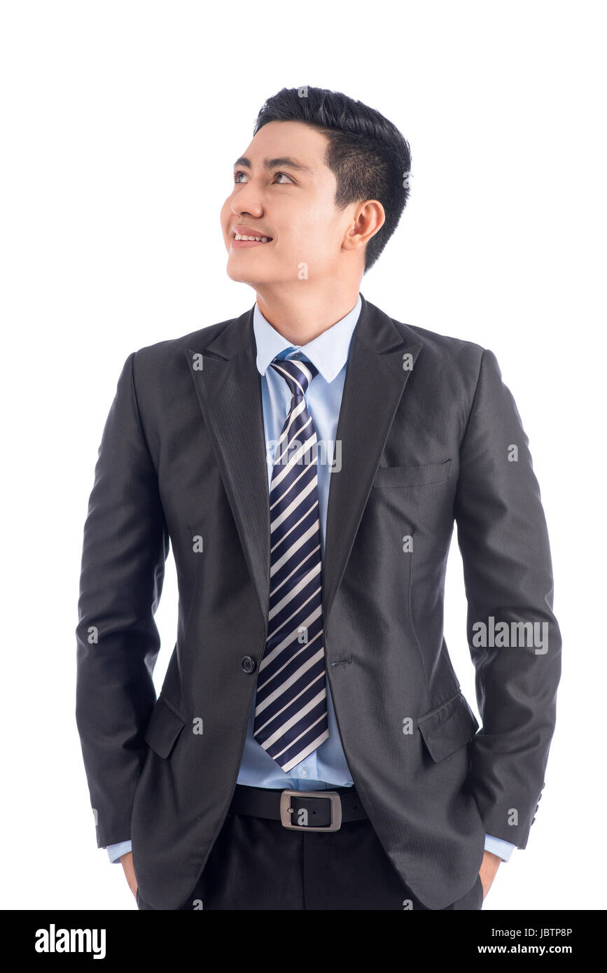 Ritratto di felice fiducioso uomo asiatico in piedi che guarda al suo fianco Foto Stock