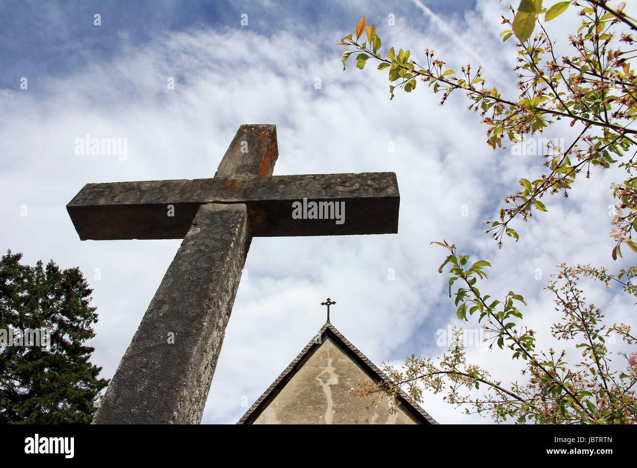 La croce e la chiesa Foto Stock