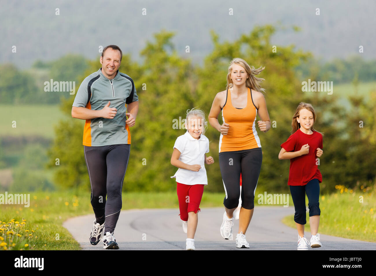 Famiglia jogging per lo sport per il fitness all'aperto con i bambini Foto  stock - Alamy