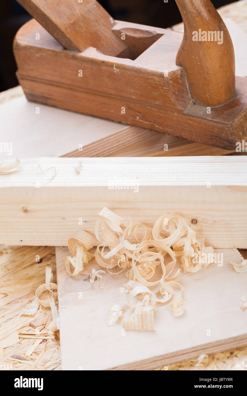 Hobel mit Holz Spänen in einer Schreinerei bei der Holzbearbeitung Nahaufnahme in dettaglio Foto Stock