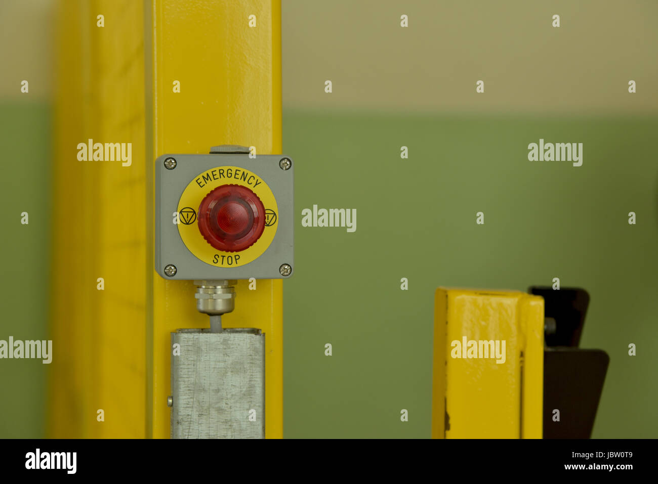 Red Un interruttore di arresto di emergenza con cerchio giallo Foto Stock