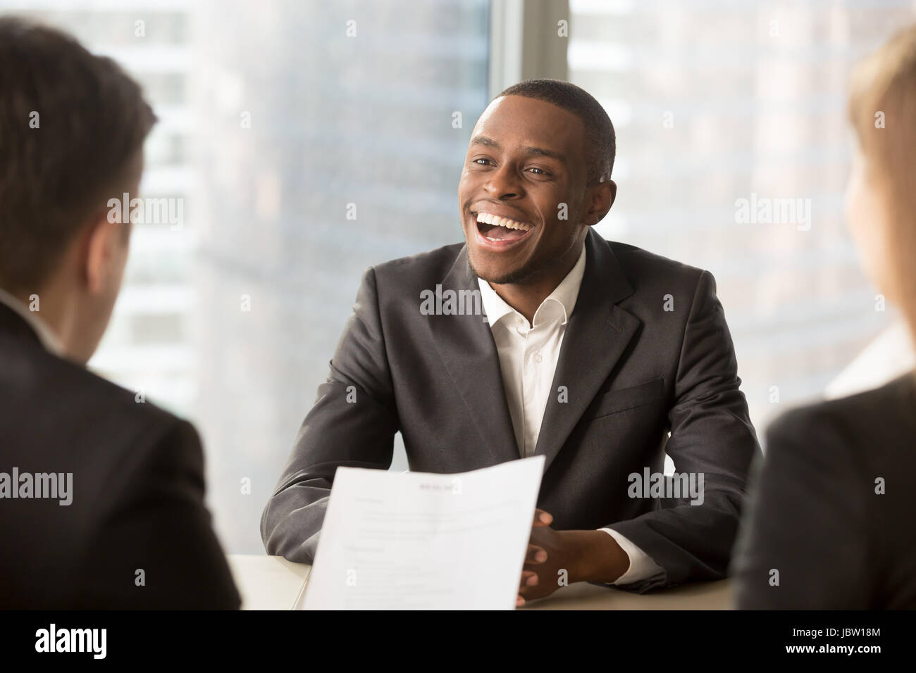 Nero felice successo ottenendo il candidato assunto, allegro ricorrente africana con trasmissione via IR di smile hai un sogno di posti di lavoro nelle grandi società, di carnagione scura imprenditore Foto Stock