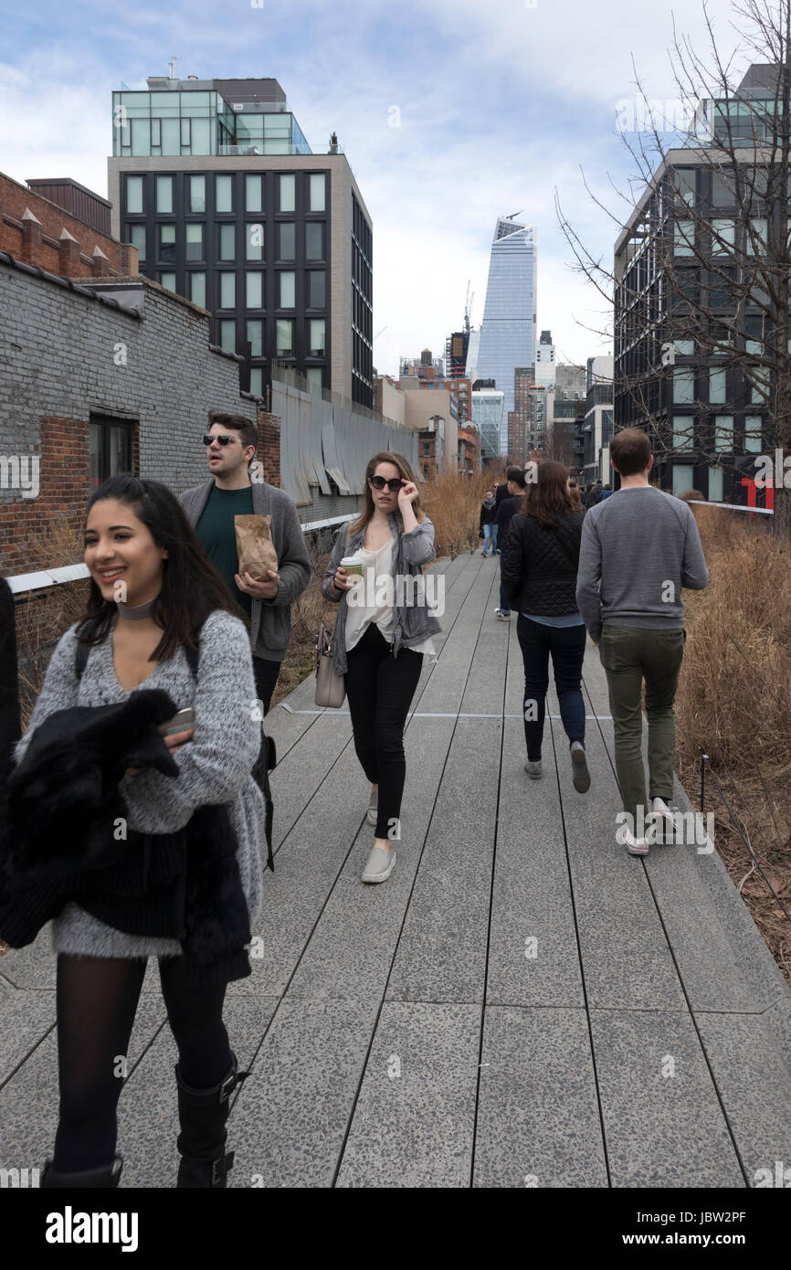 Walkers godendo la linea alta Park, Manhattan, New York, Stati Uniti d'America Foto Stock