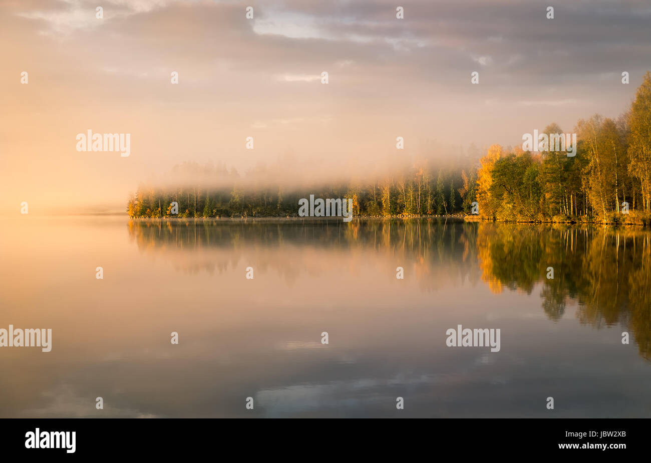 Paesaggio panoramico con il lago e i colori dell'autunno alla luce del mattino Foto Stock