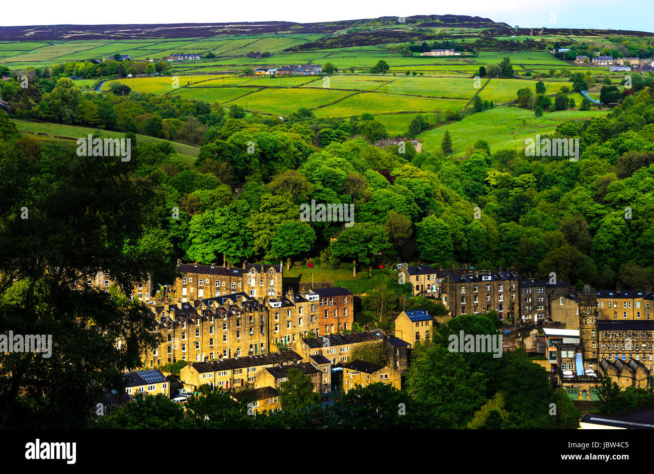 Vista su tutta la valle di Calder in Hebden Bridge, Calderdale, West Yorkshire, Inghilterra, Regno Unito Foto Stock