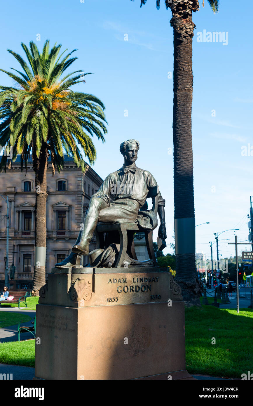 Statua di Adam Lindsay Gordon a Gordon della Riserva nel CBD di Melbourne, Victoria Australia. Foto Stock