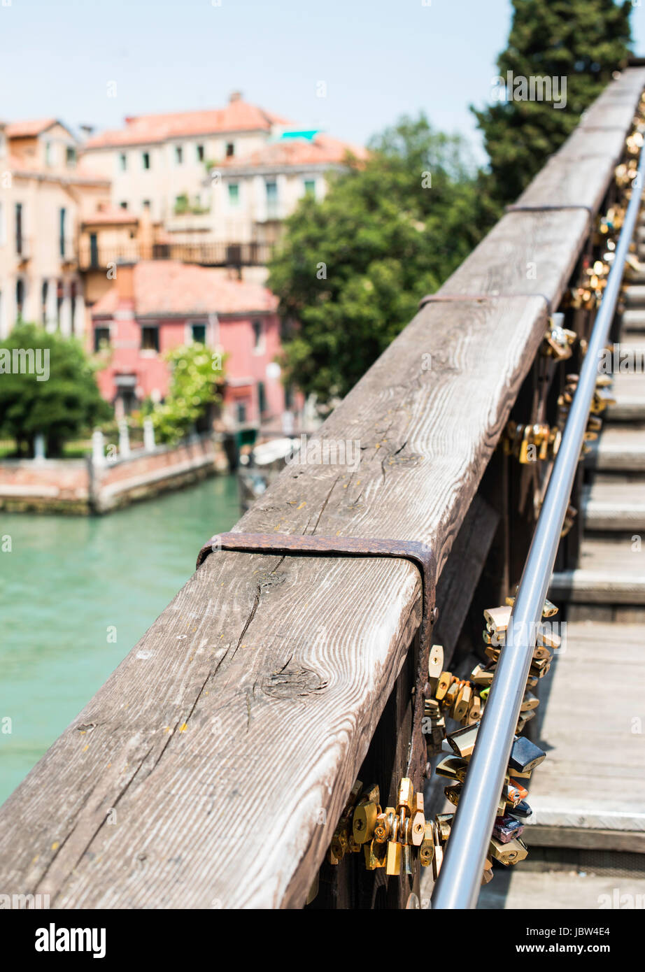 Lucchetti di amanti collocata sul ponte a Venezia Foto Stock