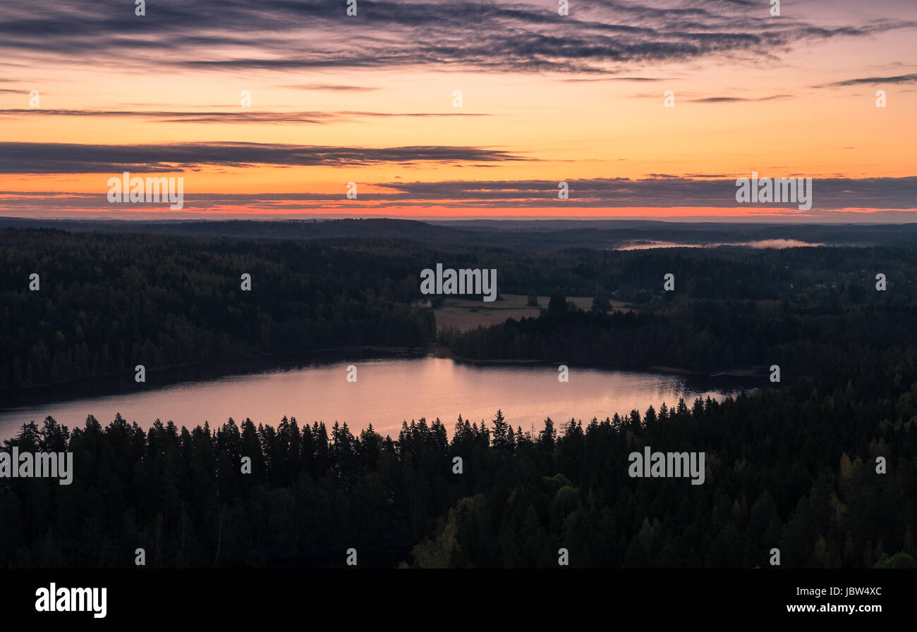 Paesaggio panoramico prima del sorgere del sole con il lago in autunno nel parco nazionale di Finlandia Foto Stock