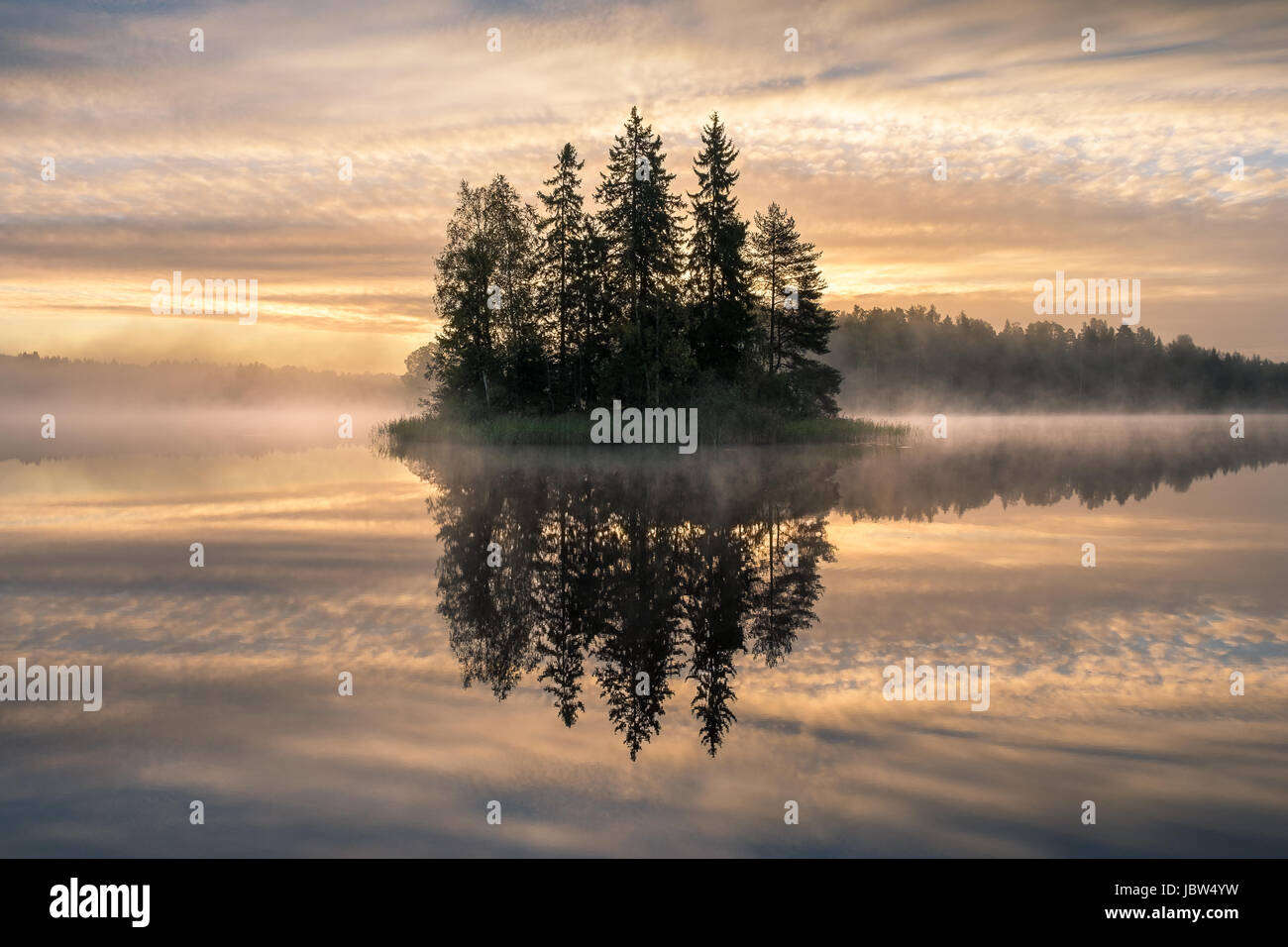 Paesaggio panoramico con sunrise e isola idilliaca alla mattina presto in Finlandia Foto Stock