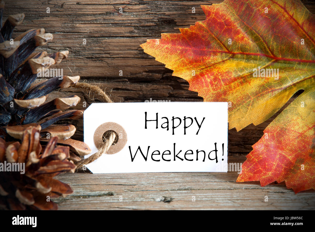 Tag con Happy Weekend su di esso come sfondo di autunno Foto Stock