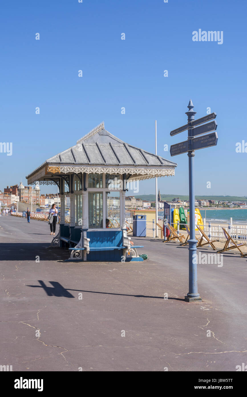 Rifugio tradizionale sulla spianata georgiano (lungomare) in Weymouth Dorset, England, Regno Unito Foto Stock