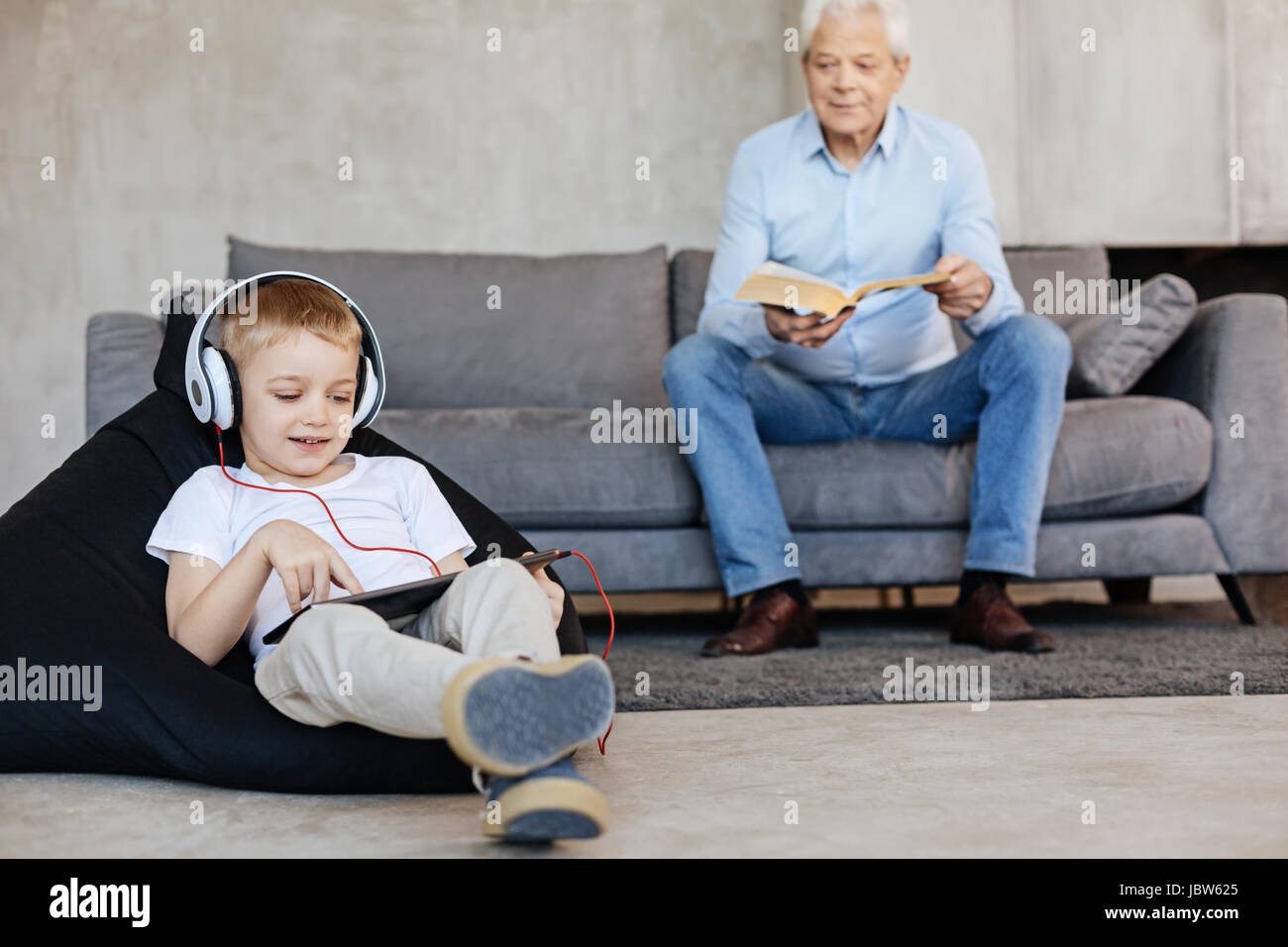 Due generazioni della famiglia godendo hobby simili Foto Stock