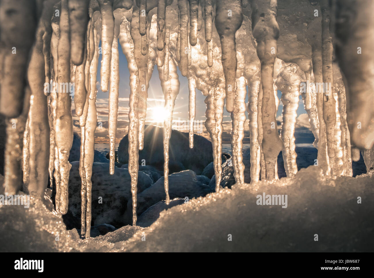 Close-up da ghiaccioli con bella luce solare e i raggi in inverno Foto Stock
