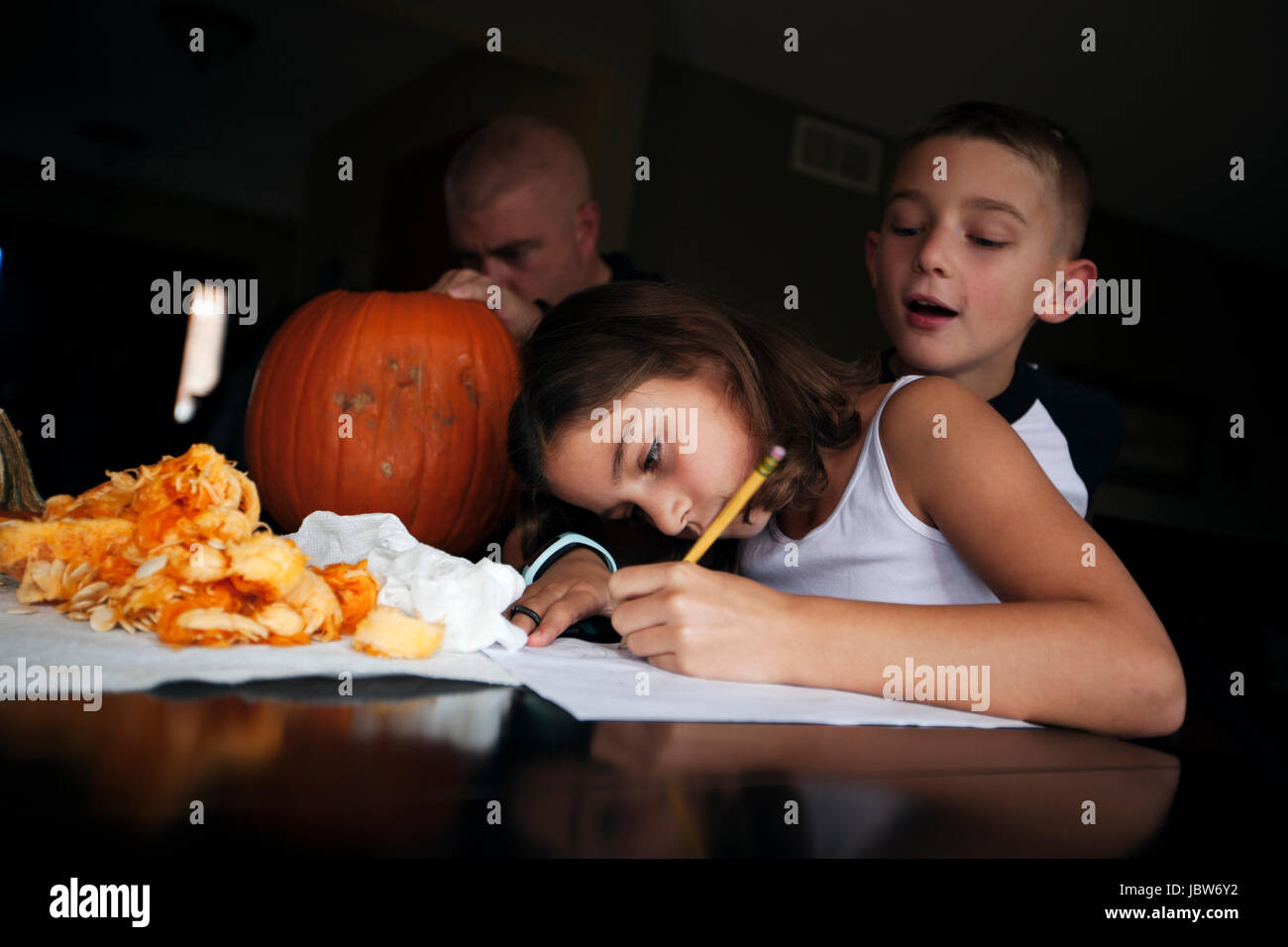 Padre e figli pumpkin carving Foto Stock