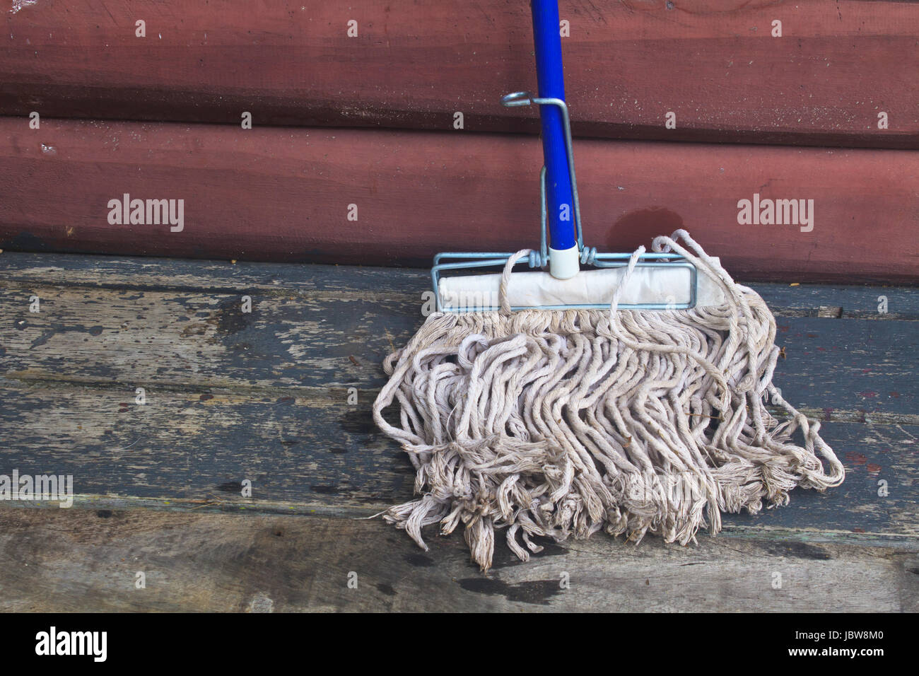 Mop gadget di pulizia sulla terrazza di casa Foto Stock