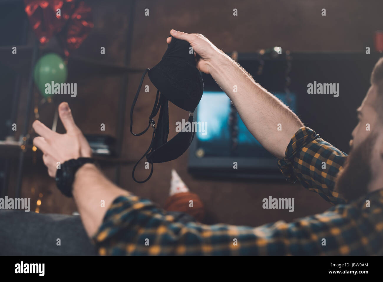 Barbuto giovane azienda reggiseno nero dopo essere partito Foto Stock