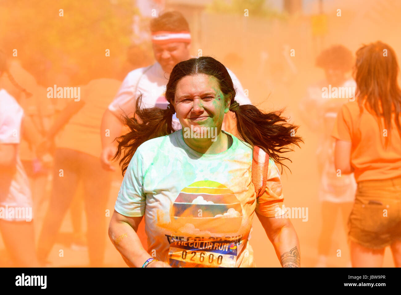 Color Run Londra, a Wembley Park. Spruzzato, doccia con polvere colorata Foto Stock