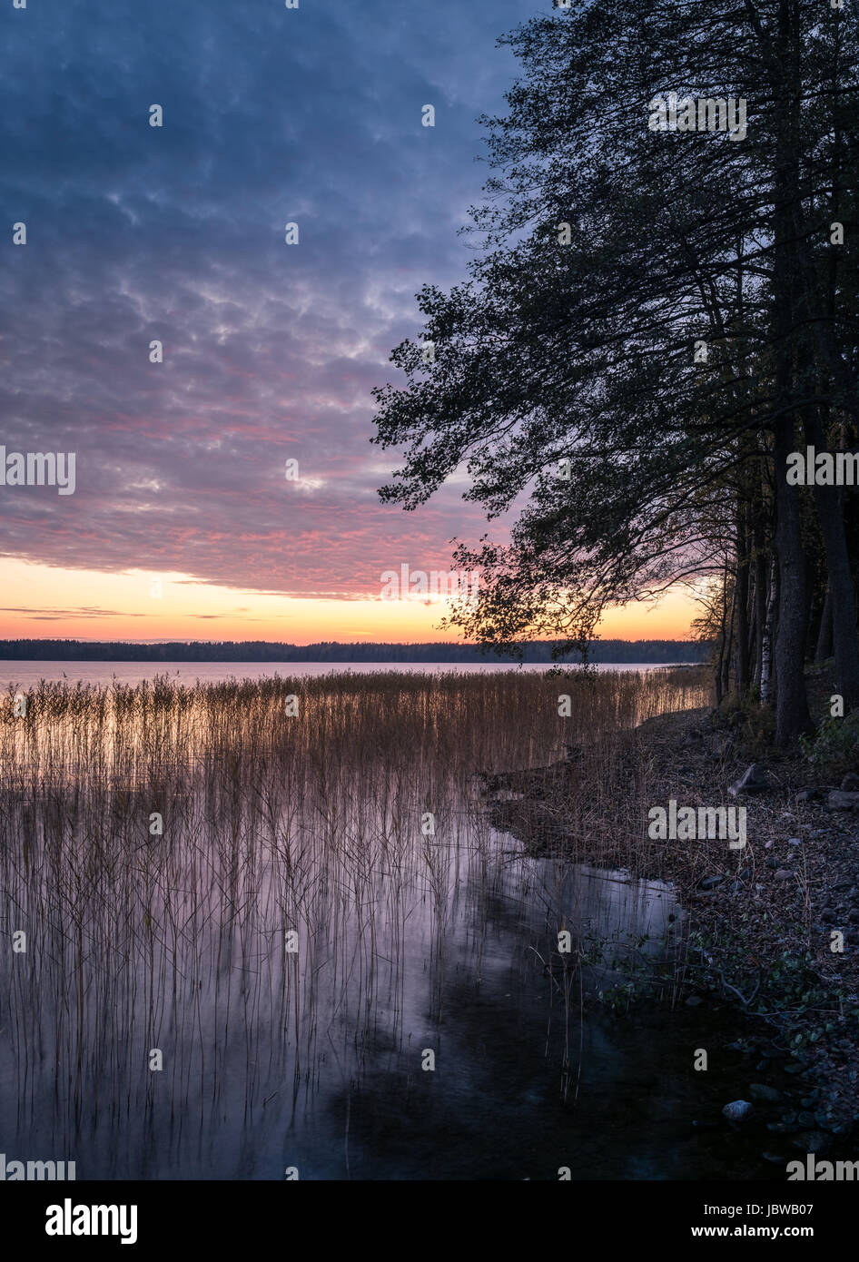 Paesaggio panoramico con il tramonto e il lago in autunno Foto Stock