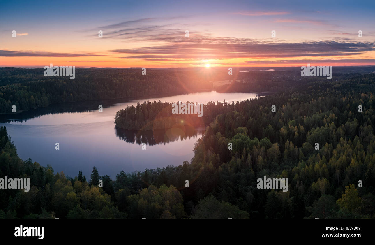 Paesaggio panoramico con sunrise e il lago in autunno nel parco nazionale Foto Stock