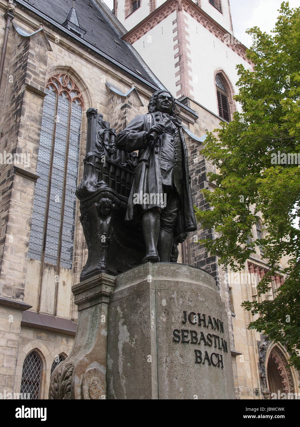 Il Neues Bach Denkmal significato nuovo monumento di Bach si erge sin dal 1908 nella parte anteriore del St Thomas Kirche chiesa dove Johann Sebastian Bach è sepolto in Leipzig Germania Foto Stock