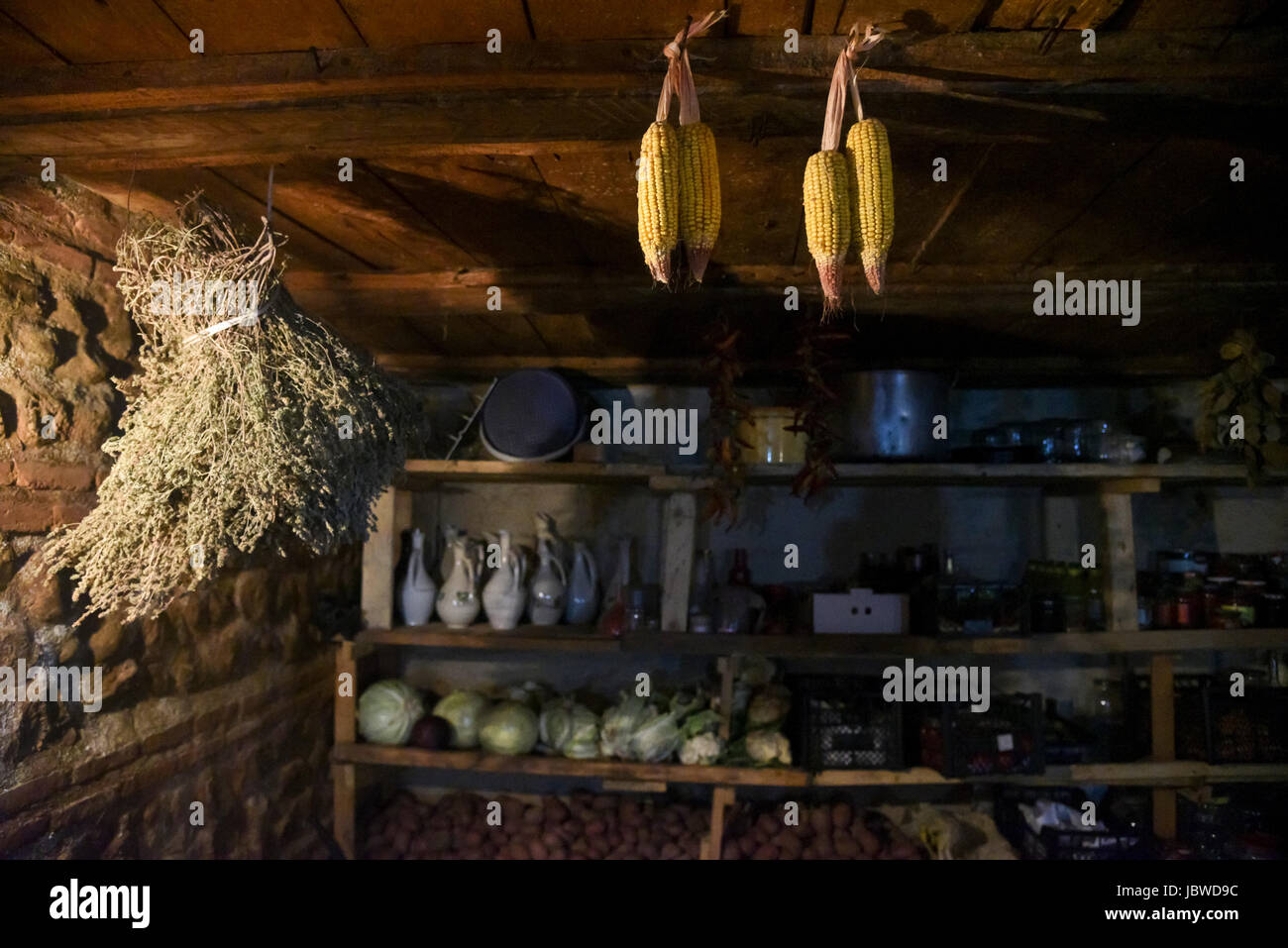 Dispensa tradizionali per la conservazione degli alimenti, erbe e vino. Fotografato in Signagi, regione di Kakheti, Georgia Foto Stock