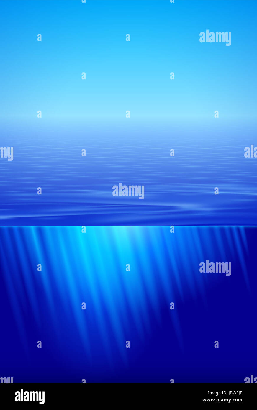 Sunshine su acqua calma superficie in blu, vista suddivisa Foto Stock