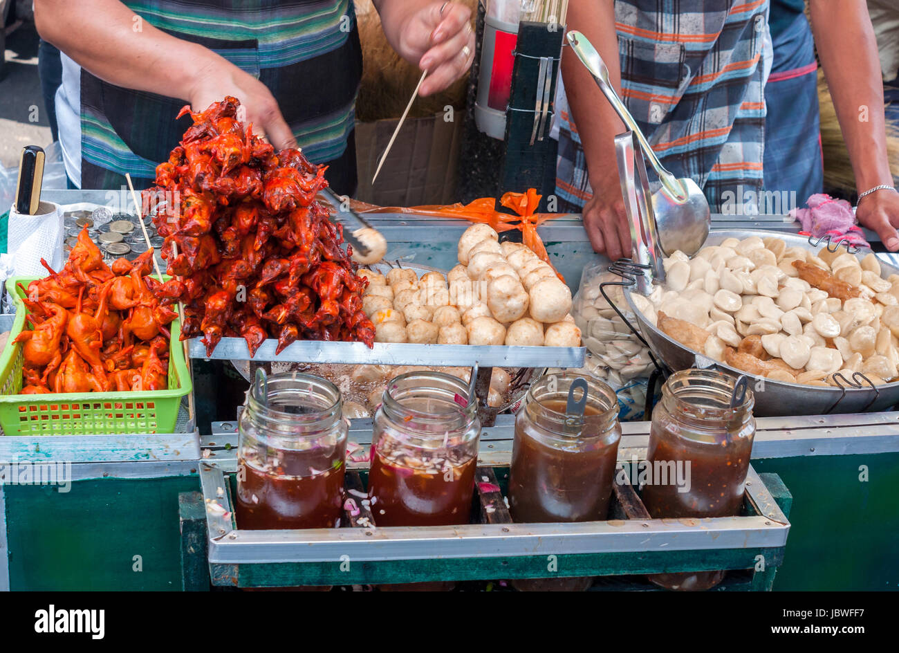 Entenküken am Spieß und Fischmehlbällchen auf einem philippinischen Markt, Baguio, Luzon Foto Stock