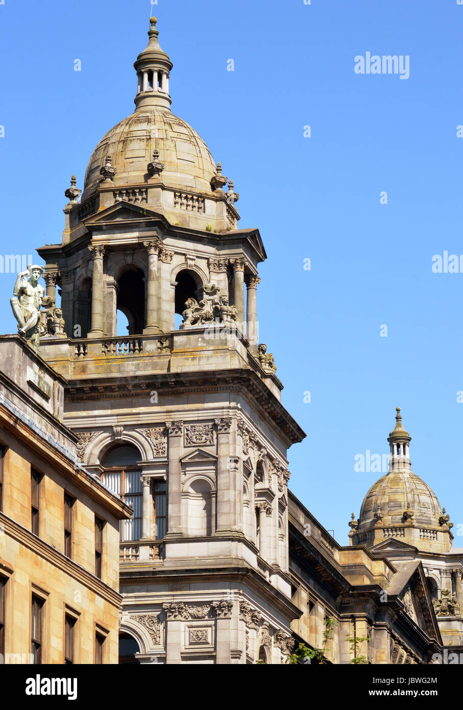 Dettaglio delle due torri da Glasgow City Chambers, Scozia, egli edificio che ospita la sede del governo locale della città Foto Stock