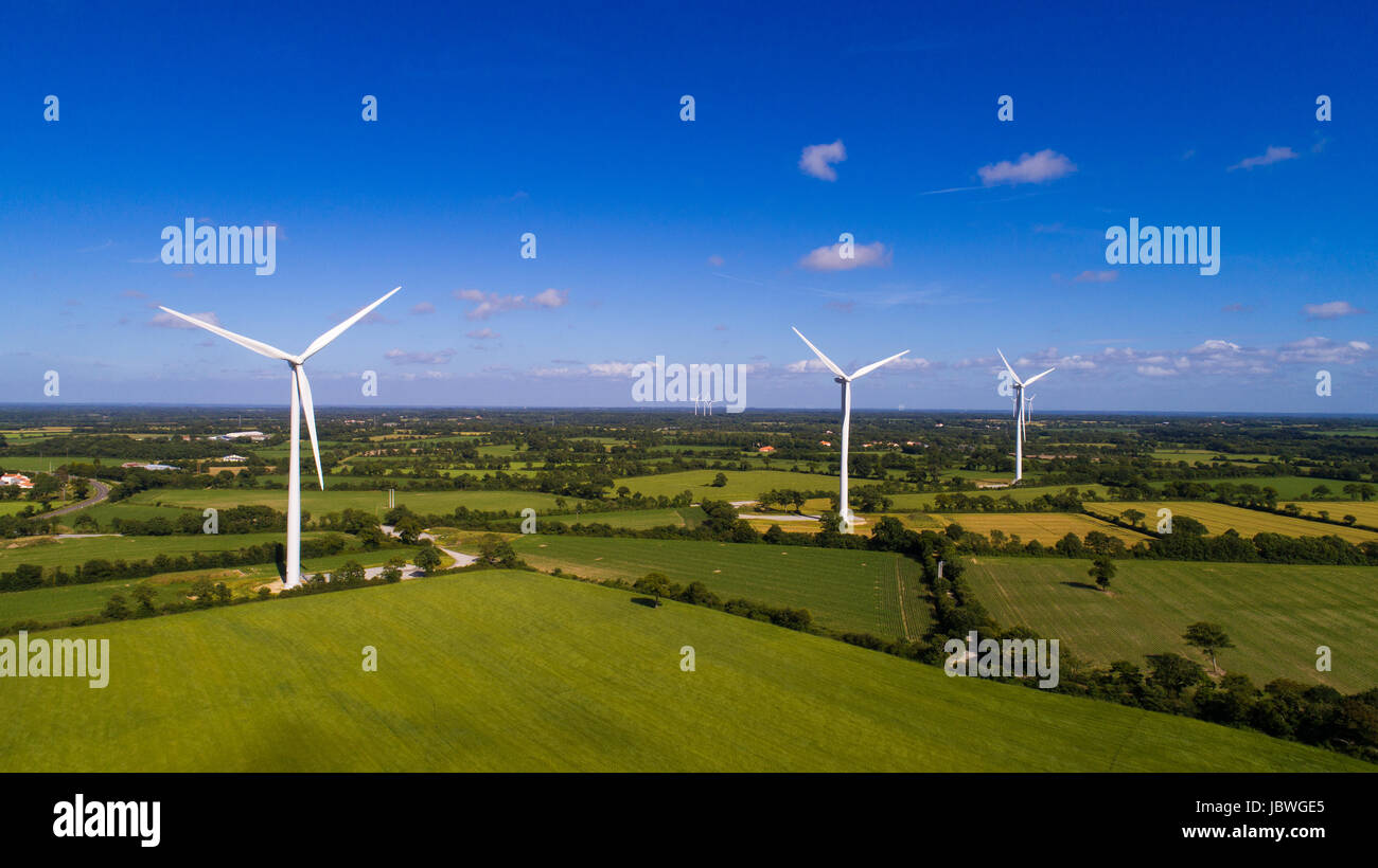 Foto aerea di turbine eoliche in un campo vicino a Saint Hilaire de Chaleons, Loire Atlantique, Francia Foto Stock