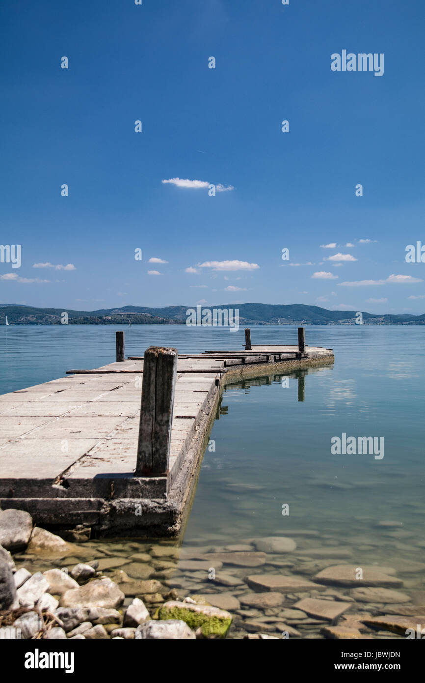 Jetty di un lago in estate Foto Stock Jetty di un lago in estate Foto Stock