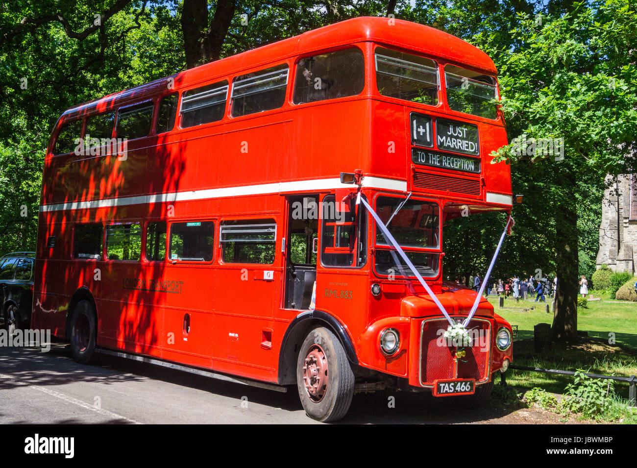 Routemaster red double-decker bus londinese RML883 utilizzato come un matrimonio auto, Santi Innocenti Chiesa, Alta Beach, alla Foresta di Epping Essex, Inghilterra Foto Stock