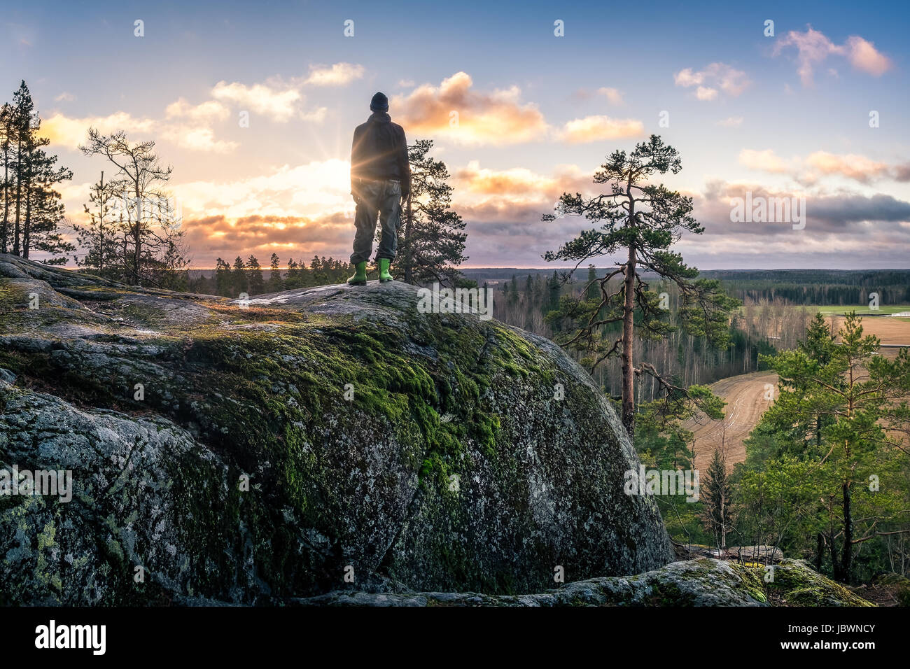 Escursionista in piedi parte anteriore del bellissimo paesaggio di mattina presto Foto Stock