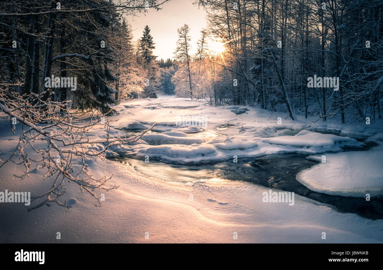 Scenic paesaggio con fiume che scorre in inverno mattina Foto Stock