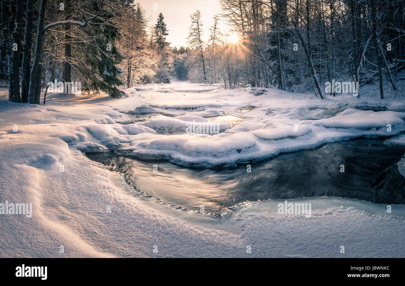 Scenic paesaggio con fiume che scorre in inverno mattina Foto Stock