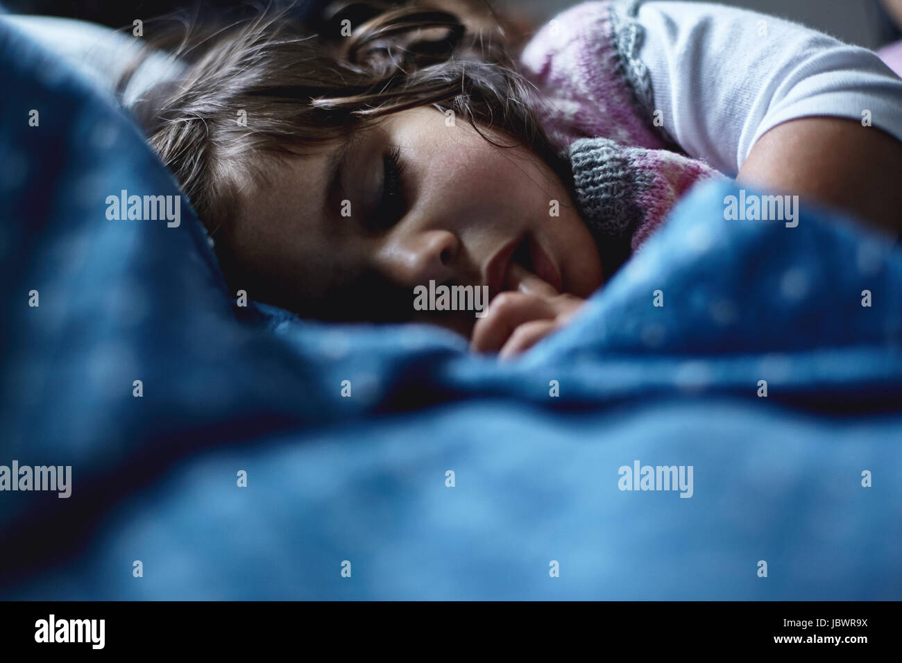 Ragazza che dorme nel letto Foto Stock