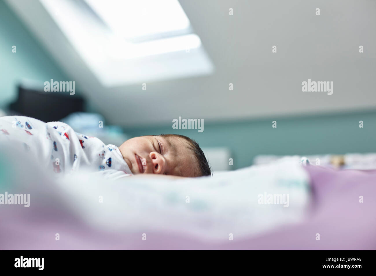 Neonato boy, dormire a basso angolo di visione Foto Stock