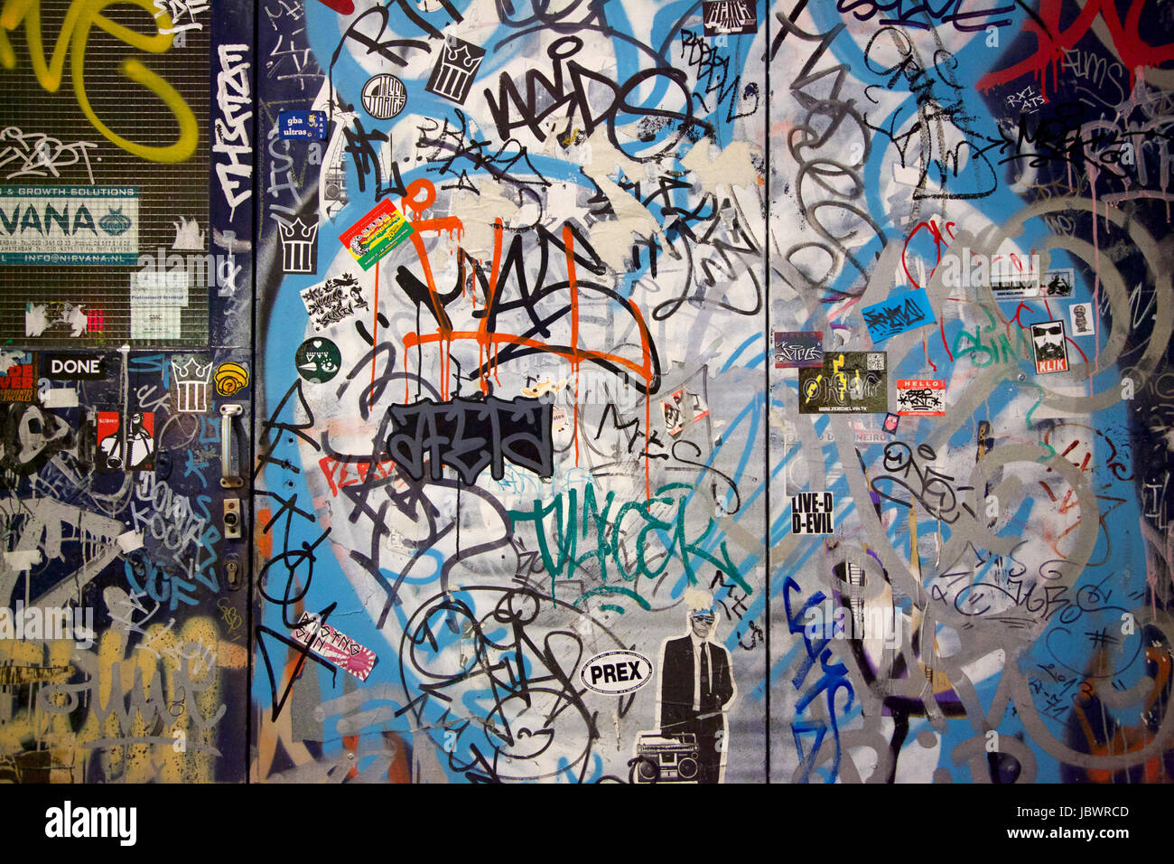 Graffitti e poster, Amsterdam, Paesi Bassi Foto Stock
