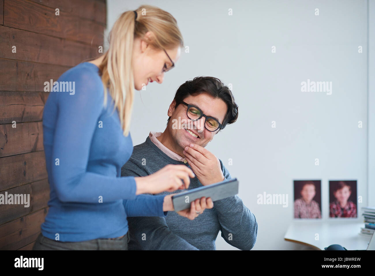 Maschi e femmine di designers guardando digitale compressa in design studio Foto Stock